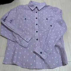 薄紫の長袖シャツ