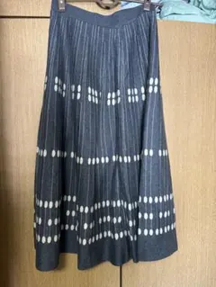 ダークグレー フレアスカート 白いドット模様