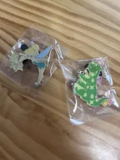 ディズニーストア　ピンバッチ　2種