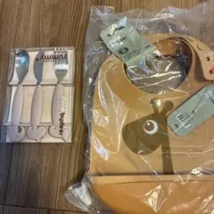 新品 Done by Deer シリコンエプロン 2点入り　スプーンセット