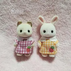 赤ちゃんお洋服2着セット　園児服　チェック柄濃い桃色橙色　いちご