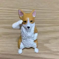 敬礼するコーギー フィギュア カプセルトイ