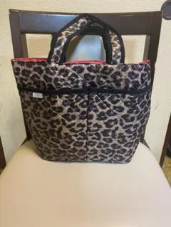 ビームスライツのヒョウ柄キルティングトートバッグ