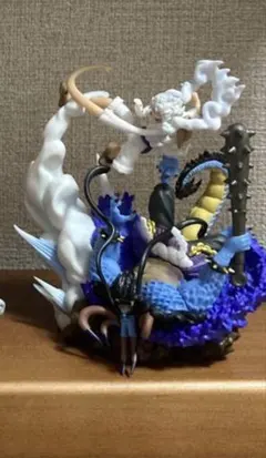 ワンピースフィギュア 海の生物と絡む