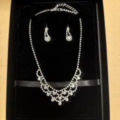 クリスタルネックレスとピアスセット