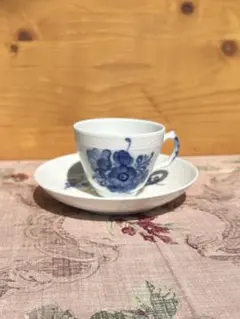 ロイヤルコペンハーゲン 青と白の花柄 カップとソーサーセット - メルカリ