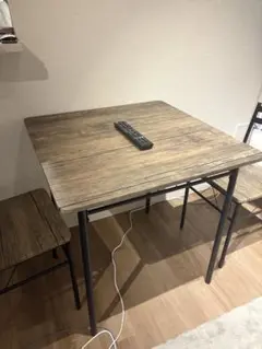 ブラウンのダイニングテーブルと椅子2脚セット