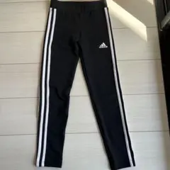 adidas ブラック サイドストライプ キッズ用スポーツウェア 7-8Y