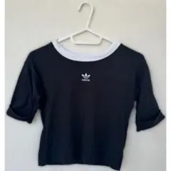 adidaクロップド丈 tシャツ