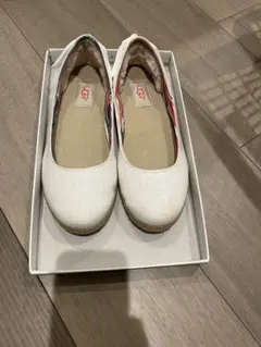 UGG ホワイトフラットシューズ