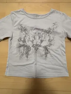 グレーとブラックの長袖Tシャツ