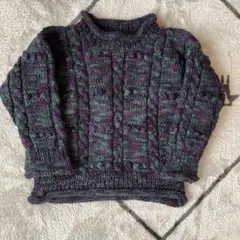 紫と緑のケーブル編みニットセーター