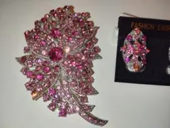 ピンク色の高級イヤリングとブローチのセットの価格　　　 2点で1セット