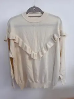 フリル付き　ニットセーター　ホワイト　冬