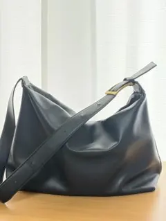 黒い合成皮革ショルダーバッグ