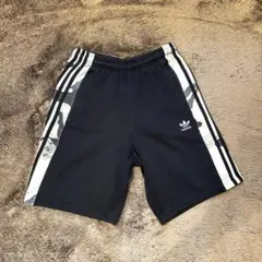 アディダスオリジナルス スウェット ハーフパンツ カモ柄 ブラック×ホワイト M