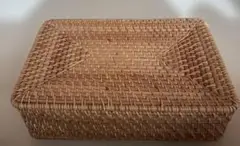 ラタンバスケット　蓋付　 (サイズ　約幅３８×奥行２６×高さ１１ｃｍ)