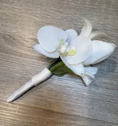 ウェディングブートニア白(造花)胡蝶蘭　ピン付き