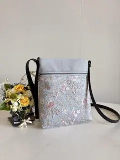 サコッシュ　ライトグレー系刺繍
