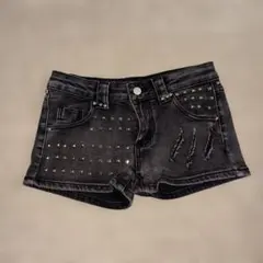 スタッズ付きブラックショートパンツ