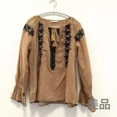 美品★ザンパ　刺繍入りフレア袖コットンブラウス ベージュMサイズのサムネイル