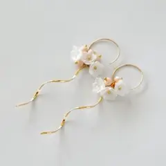 ゴールドウェーブチャームがポイント！ロングピアス／イヤリング（ハンドメイド）