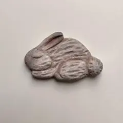 眠るうさぎブローチAタイプ