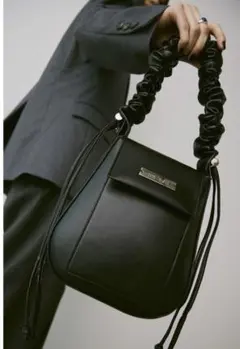 un/neu ギャザーハンドルフェイクレザーレザーフラップバッグ