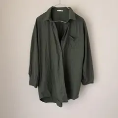 オリーブグリーン 長袖シャツ 胸ポケット付き