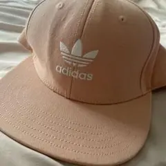 adidas ピンクキャップ ロゴ入り