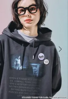 【新品　STRANGER THINGS×ニコアンド】コラボ 缶バッチ付きパーカーのサムネイル