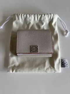 新品未使用　LOEWE ロエベ　アナグラム　三つ折り財布　アイボリーのサムネイル