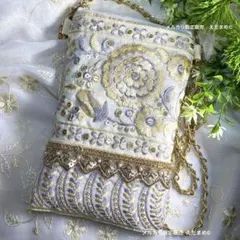 インド刺繍リボン　スマホポーチ　ポシェット　サコッシュ　ホワイトゴールドフラワー