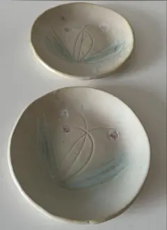 花と葉模様の皿 2枚セット　刻印有り