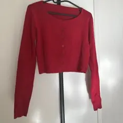 赤いニットボタン付きカーディガン