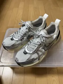 NIKE. V2K RUN HJ4497-100