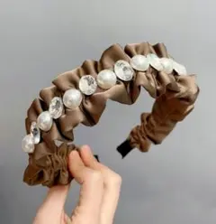 パールとビジューがあしらわれた　カチューシャ　ブラウン