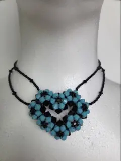 ターコイズブルーとブラックのハート型ネックレス
