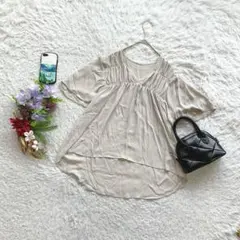 ✨未使用✨ コムサ ブラウス 半袖 Vネック ギャザー フレア袖 S ナチュラルのサムネイル