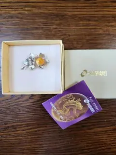 シルバー花デザイン琥珀ブローチ