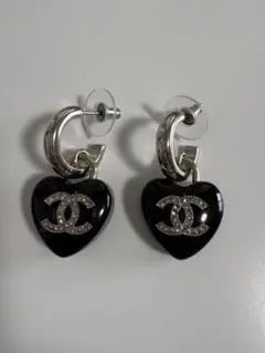 CHANEL ブラック ハート型ピアス