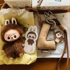 ラブブ イニシャル L キーホルダー　PIN FOR LOVE アルファベット