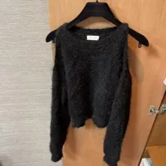 オフショルダー黒ニット長袖