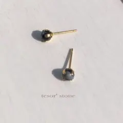 小さな　スノーフレイクオブシディアン　天然石一粒ピアス/Gサージカルステンレス