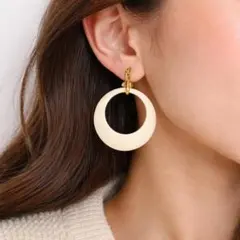 アイボリー フープ型イヤリング ゴールド金具