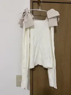 A'n MILLE リボン付きアイボリーオフショルダーニット