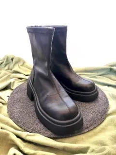 厚底黒ブーツ