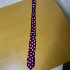 黒とピンクの水玉模様ネクタイ