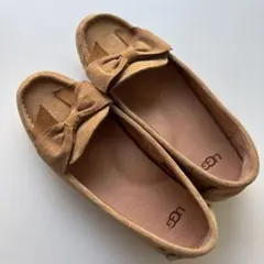 UGG ベージュ リボン付きローファー
