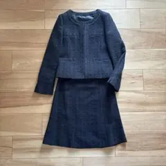 紺のツイードスカートスーツ